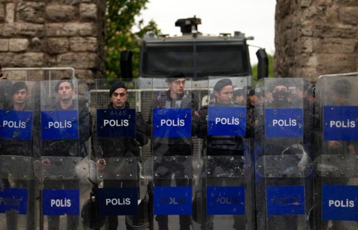 Türkiye, Menschengruppe greift Geschäfte syrischer Bürger an: 77 Personen festgenommen und fünf Beamte verletzt