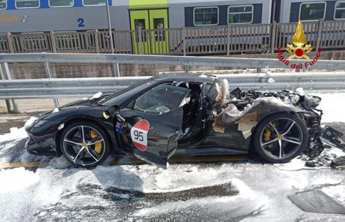 AMP-Ferrari-Hybrid in Venedig in Flammen: 300.000 Euro teurer Supersportwagen zerstört. Das Unternehmen aus Maranello: „Wir arbeiten mit den örtlichen Behörden zusammen“
