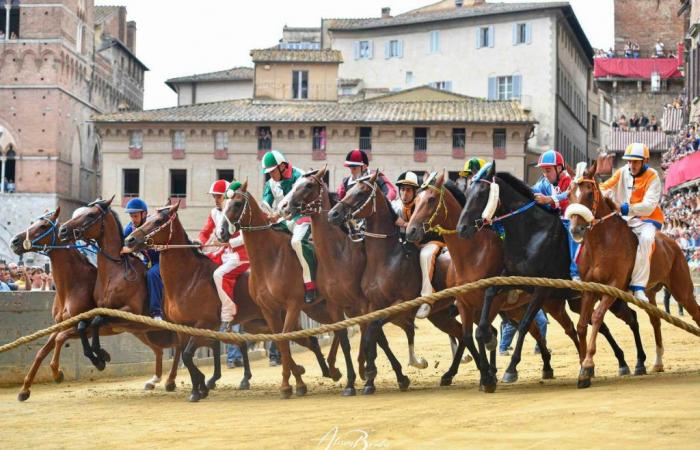 Palio di Siena am 2. Juli 2024: die Markierung der Jockeys