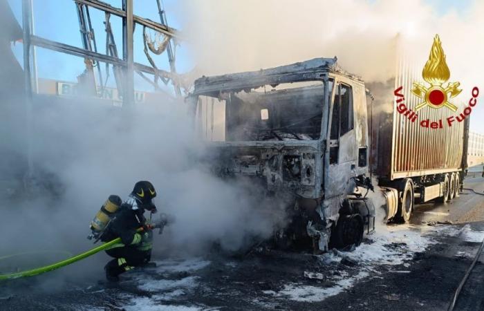 Feuer in A4. Ein brennender Lastwagen in Montecchio Maggiore. Dem Fahrer gelang es, rechtzeitig auszusteigen und sich zu retten