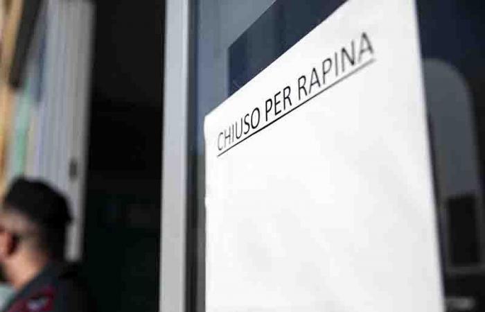 Raubüberfall in Sesto San Giovanni, gefälschter Kurier greift den Direktor an: Er ist auf der Flucht