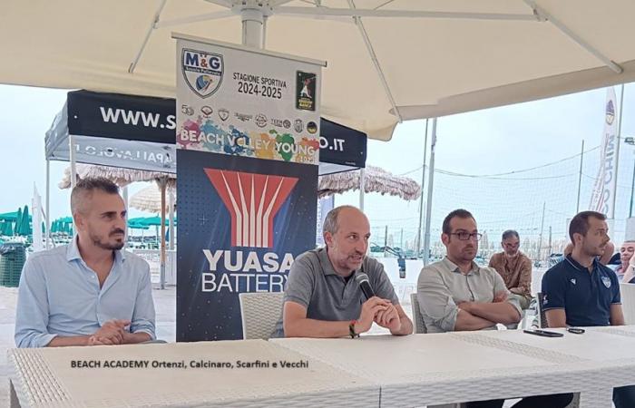 Beachvolleyball-Akademie mit anderen Unternehmen, das Modell Yuasa kommt am Strand von Lido an. Ortenzi: „Sport und Soziales vereinen wir“