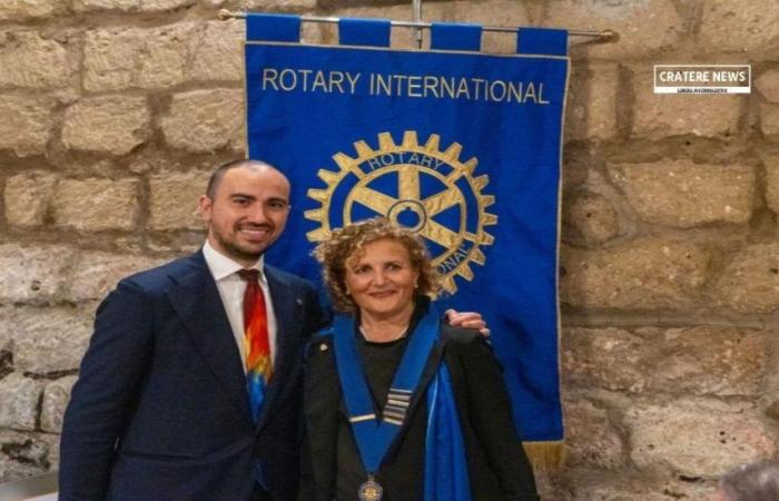 CASERTA – Rotary Club Caserta Luigi Vanvitelli und Gianluca Parente überreichen den Kragen an die neue Präsidentin Gabriella Montanaro