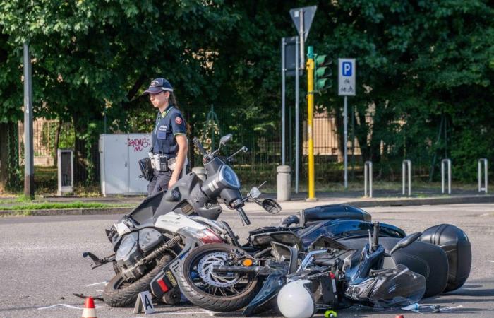 Ein Motorradfahrer steht auf und rennt zu Fuß davon, der andere liegt schwer erkrankt im Krankenhaus