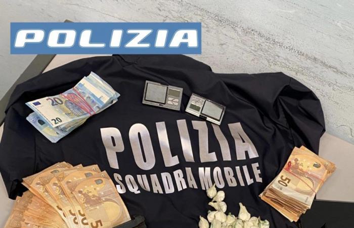 Sexuelle Gewalt nach einem Disco-Abend in Perugia. Die Staatspolizei nimmt zwei albanische Straftäter fest. Eine dritte Person wurde ebenfalls festgenommen und im Besitz einer Waffe und über zwei Unzen Kokain gefunden. – Polizeipräsidium Perugia