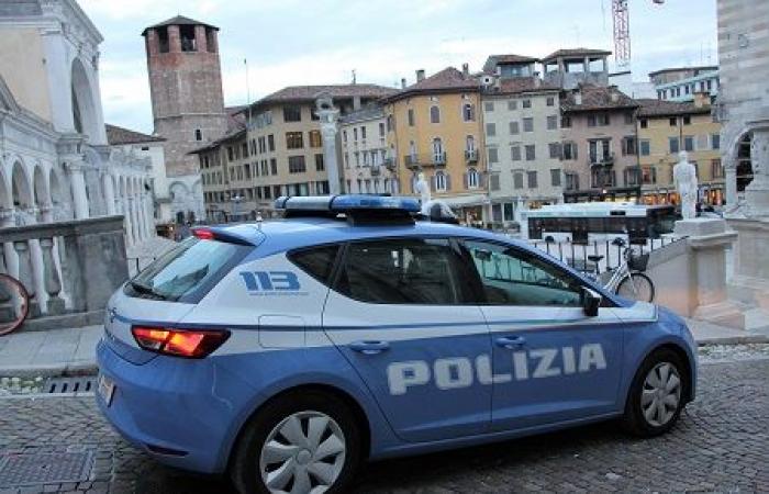 Die Staatspolizei von Udine identifiziert den Schützen in der Via Zoletti. Es wurden zwei Elektroschockpistolen und einige Platzpatronen beschlagnahmt. – Polizeipräsidium Udine