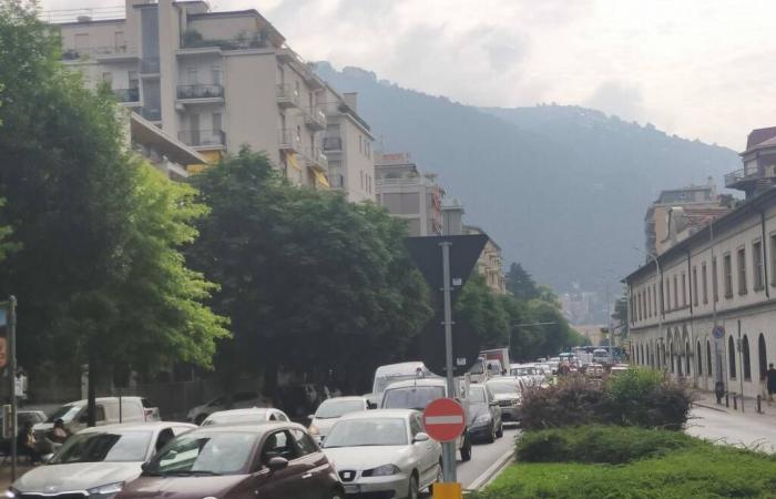 Zweiter Tag der Baustelle in Borgovico: Erste Staus in Viale Rosselli, viel Verkehr an Kreuzungen