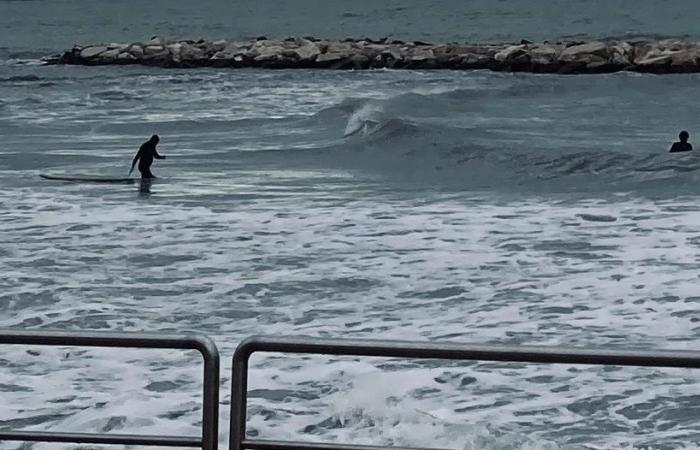Schlechtes Wetter verlangsamt den Strandbesuch, 20 % Rückgang in Apulien