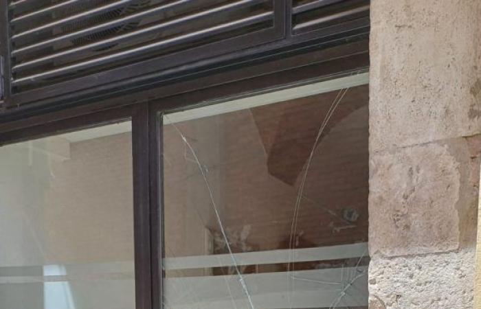 Teramo. Gefahr auf der Piazza Verdi. Ein Schaufenster, das beim Abriss der Markthalle zerstört wurde….