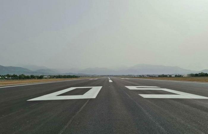 Flughafen Salerno, Evakuierungsübungen und Charterflüge vor der Eröffnung: Erster Start am 11. Juli