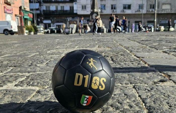 Neapel erinnert sich mit 500 Kindern und einem Ball an Maradona
