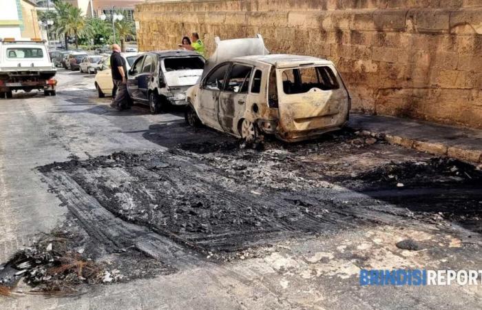Sechs Autos brannten in derselben Nacht in Brindisi bei zwei Bränden und der Schatten des Stalkings: eine Festnahme
