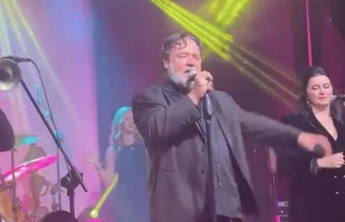 Russell Crowe und seine Leidenschaft für Ricchi e Poveri, seine Version von „It’ll be Because I love you“ eröffnen die Tour in Italien – Das Video