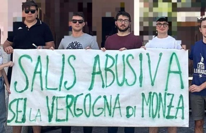 Die Jugendliga von Monza und Brianza und das Banner vor dem Haus von Ilaria Salis