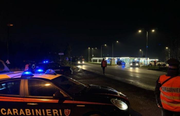 Drogen und Alkohol auf den Straßen von Reggio Emilia: 7 junge Menschen in Schwierigkeiten