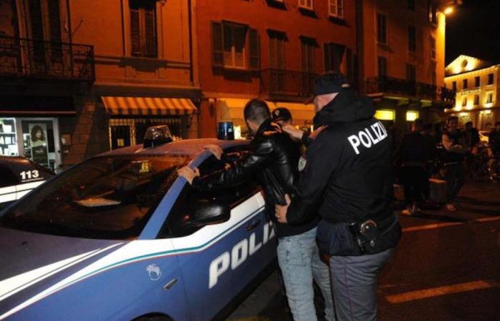Neapel stiehlt Handy von Mädchen, das mit ihrer Familie an den Tischen einer Bar sitzt: Marokkaner verhaftet