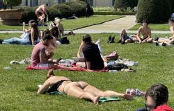 Como, die Menge auf den Rasenflächen der Villa Olmo macht sich über das Verbot lustig: Werden wir jetzt Hunderte von Touristen bestrafen?