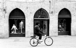 Fotoausstellung „Von Passanten und Erwartungen – Perugia in analogem Schwarzweiß“. 13. April – 5. Mai, Ex Chiesa della Misericordia, Via Oberdan, Perugia