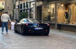 Im Zentrum von Como verhängt der Ferrari ein skrupelloses Parkverbot. Mittlerweile ist es täglicher Missbrauch