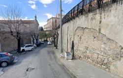 Cosenza Vecchia steht vor dem Neustart: Die Mauer der historischen „Salita dei Tribunali“ wurde restauriert