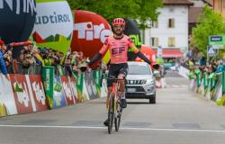 Simon Carr gewinnt die vierte Etappe der Tour of the Alps 2024. Juan Pedro Lopez behält das Grüne Trikot – Ciclismoblog.it