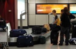 Koffer am Flughafen, warum kommen sie nicht immer auf der Walze an oder kommen sie zu spät? Der Knoten liefert Gepäck nach Tessera