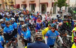 Mit dem Rad beginnt die zweite Etappe der Romagna-Rundfahrt: Abfahrt von Castel Bolognese