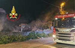 Brand entlang der Küstenstraße: Müllberge brennen im Bereich der ehemaligen Diskothek