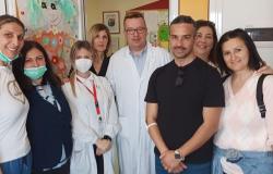 Taranto, Pädiatrische Onkohämatologie: die Familien der Studenten des ICS „G. Giannone“ aus Pulsano spendet das Ciuspy-Multitouch-Totem