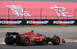 F1, erster Regen und negative Reaktionen für Ferrari: mürrisches Auto auf dem rutschigen Asphalt