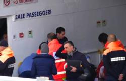Neapel, Schiff stürzt in den Kai: Dutzende Verletzte. Eine Frau meint es ernst