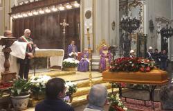 Ragusas Abschied von Maestro Giuseppe Leone: Die Beerdigung wurde nach der gut besuchten Prozession in einer überfüllten Kathedrale gefeiert. Die Erinnerung an Vizepräfektin Sabina Di Martino