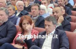 Renzi in Civitavecchia für Marietta Tidei, Menschenmassen in der Pucci-Halle • Terzo Binario News