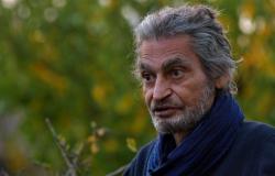 Der iranische Schriftsteller und Regisseur Ghazi Rabihavi im Salento mit seinem Kurzgeschichtenband