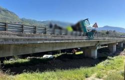 Der LKW überschlägt sich auf der Autobahn, der Fahrer kommt bei einem Unfall auf der A20 ums Leben – BlogSicilia