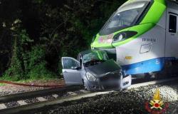 Auto wird in Köln von einem Zug erfasst, eine Frau stirbt
