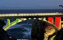 Zur Einweihung ist die Ponte del Ciolo weiß, rot und grün gestrichen