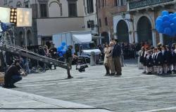 Dreharbeiten auf der Piazza San Michele mit Dustin Hoffman vor einer Menge Zuschauer