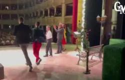 In Lecce singen begeisterte Studenten des Theaters die Melodie des Tito Schipa gewidmeten Musicals