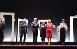 Lunetta Savino triumphiert im Rendano-Theater in Cosenza mit „La Madre“: Heute Abend wird es in Crotone wiederholt