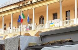 Die Flagge Israels, die zusammen mit der Flagge Palästinas und des Friedens über dem Rathaus von Faenza wehte, ist nicht mehr da.