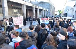 Tür geschlossen um 8.10 Uhr und Pause nur auf dem Boden: Studenten streiken gegen die neuen Regeln bei Bordoni