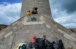 Reinigung rund um den Leuchtturm im Hinblick auf die Eröffnung der Internationalen Segelwoche