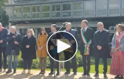 25. April: Auf der Piazza Cavour in Como erinnert sich der Bürgermeister an Matteottis Opfer: „Beispiel für uns alle“