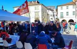 In ganz Italien bilden sich bei Banketten für die Volksabstimmungen Schlangen