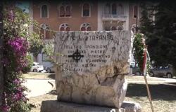 Taranto, am Tag der Befreiung wurde der Gedenkstein des Pandiani-Partisanen mit einem keltischen Kreuz unkenntlich gemacht