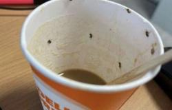 Er nimmt einen Kaffee aus dem Automaten, doch dieser ist voller Insekten: Er erleidet einen anaphylaktischen Schock und riskiert sein Leben