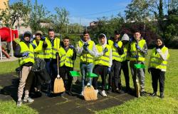 Sorge für die Umwelt, unbegleitete Minderjährige reinigen die Grünfläche von San Lazzaro