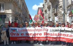 25. April, überfüllter Umzug auch in Catania. Versuchen Sie, das blockierte Pd-Segment zu entfernen