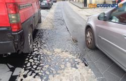 Cosenza, via Lungo Crati: Behälter voller Öl auf die Straße geleert. Es ist eine Erniedrigung im ehemaligen Hotel Jolly
